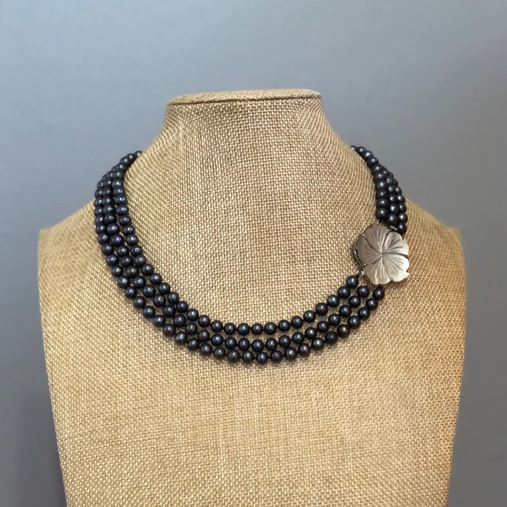 NWOT Black Pearl Necklace with Mother of Pearl